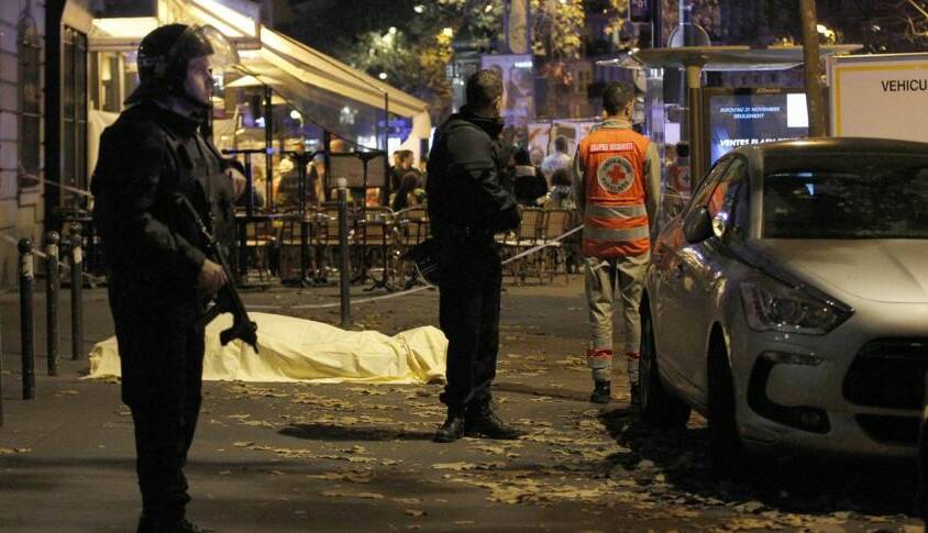 PARIS: A victim's body lies covered on Boulevard des Filles du Calvaire, close to the Bataclan theater, early on November 14, 2015 in Paris, France. Photo:  Thierry Chesnot/Getty Images