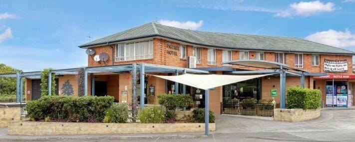 ON THE MARKET: The Figtree Hotel will go to public auction on December 1 at midday, with potential to amalgamate with the fast food restaurant site next door. Picture: Ray White