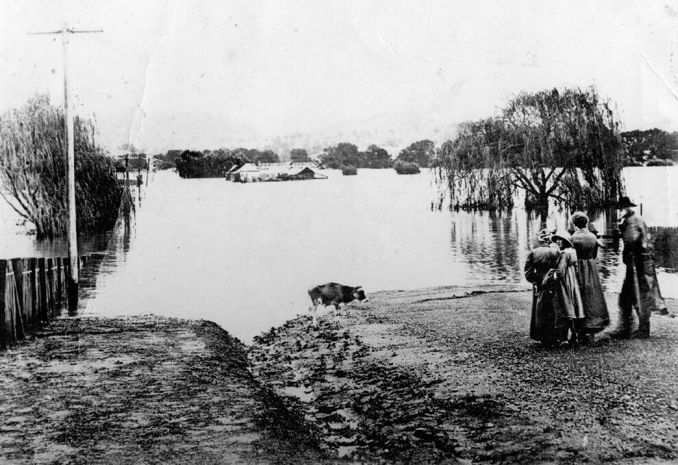 No matter the year, everyone loves to watch a flood. These people are at the end of Bega Street looking to Tarraganda House across the waters.