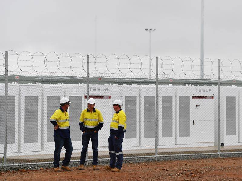 The Turnbull government will help fund two large-scale batteries in Victoria.