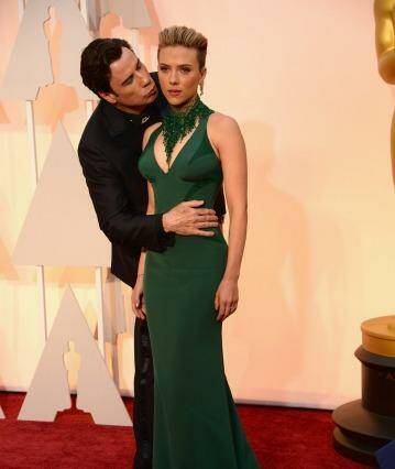 John Travolta and Scarlett Johansson's awkward picture on the Oscars 2015 red carpet. Photo: Kevin Mazur/Wireimage