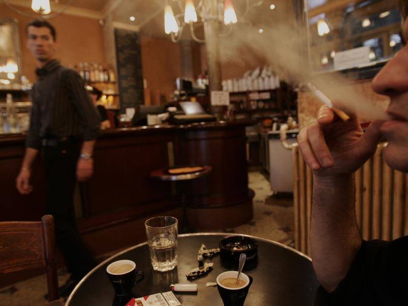 More than 100,000 Austrians have signed a petition against scrapping of a ban on smoking in bars.