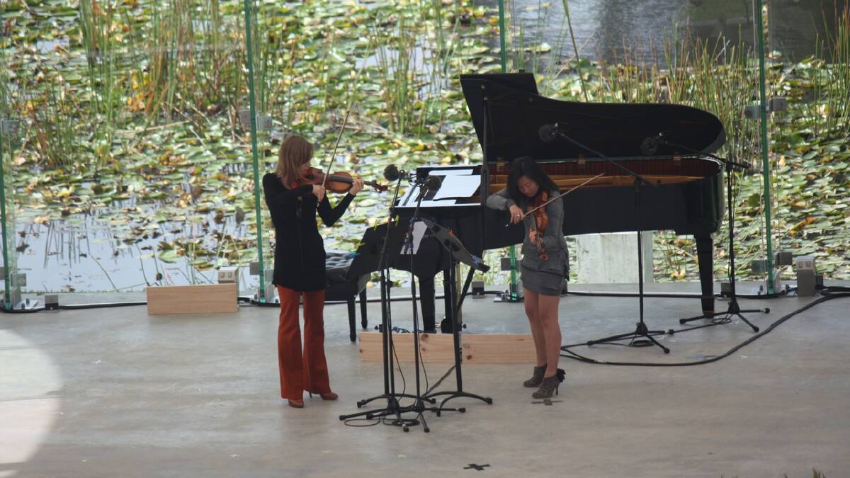 Violin players Satu Vanska and Zen Hu at Four Winds Festival 2014. Photos: Ben Smyth