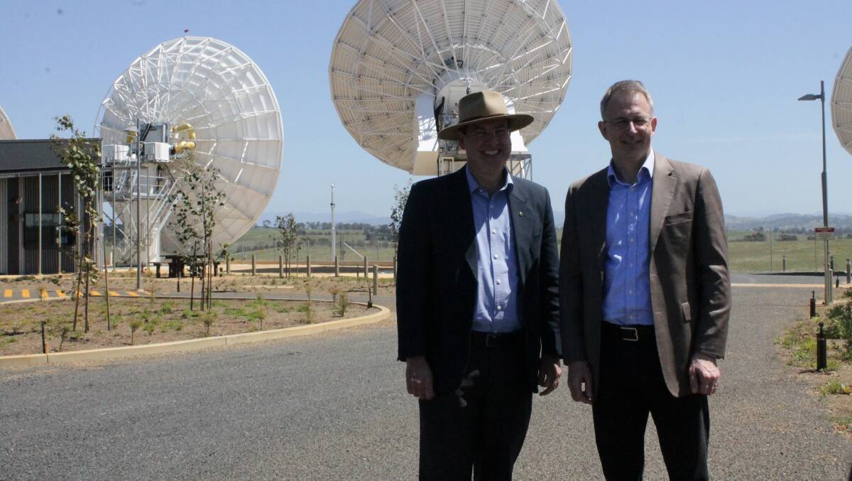 Peter Hendy discusses mobile blackspots in the Bega Valley with Parliamentary Secretary to the MInister for Communications Paul Fletcher in late 2014.