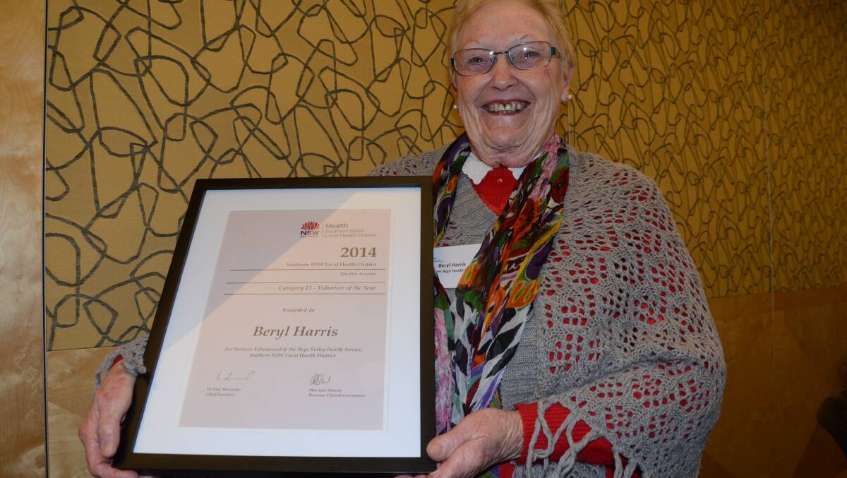 Beryl Harris proudly displays her award for the Southern NSW Local Health District (SNSWLHD) Volunteer of the Year.