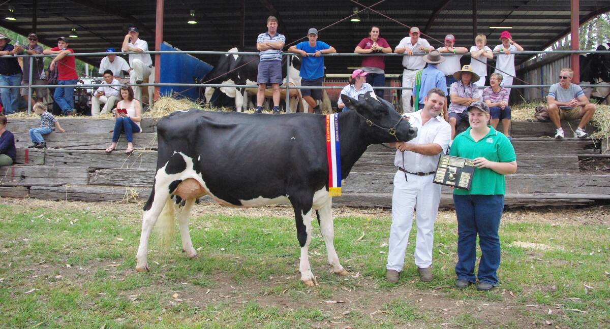 Michael Rood with Norm and Narelle Pearce’s Warwick Farm Lillian II, champion Holstein of the show with sponsor Page Backhouse from Southern Farm Supplies.
