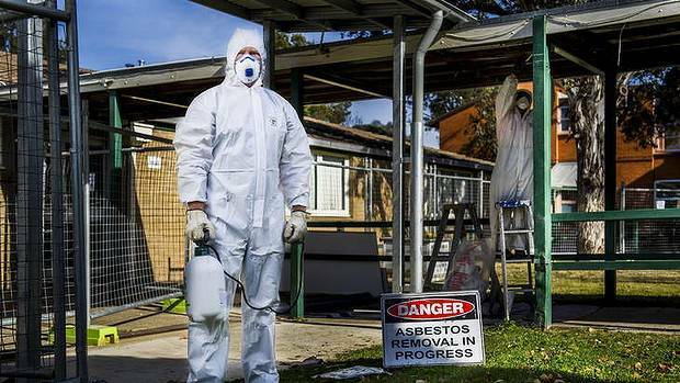 Removing asbestos. Photo: Canberra Times.