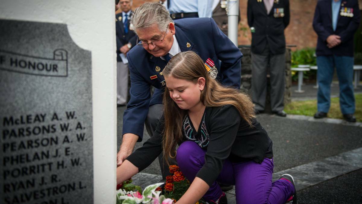 SHELLHARBOUR: A veteran and young girl lays a wreath at the town's morning Anzac Day service. Photo: The Kiama Independent.