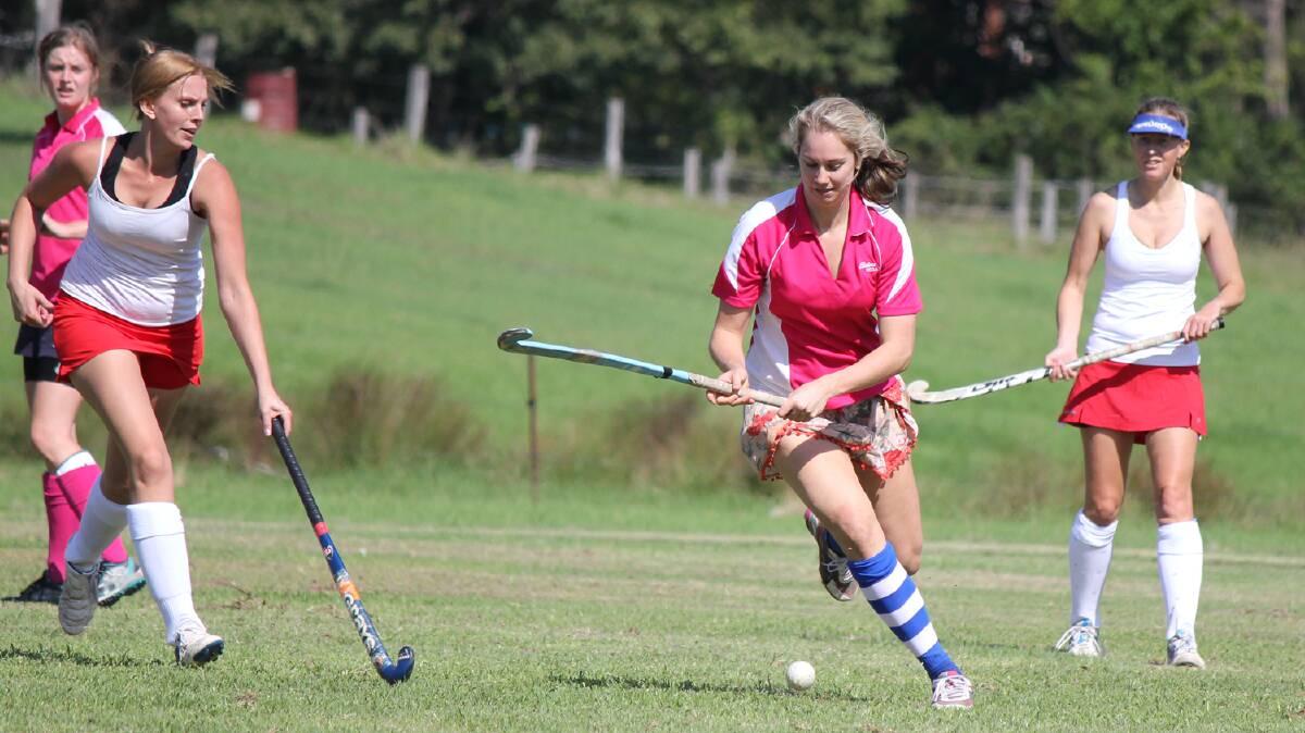 BEGA: Elders team member Kezie Apps (centre) works through the middle of the field against the Hockey Association’s new team Mix on Saturday. 