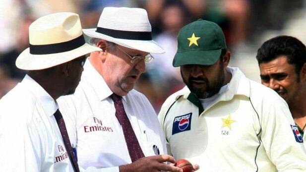 Darrell Hair, centre, and Billy Doctrove, left, examine the match ball with Pakistan captain Inzamam-ul-Haq on the fourth day of the fourth Test against England in 2006. 
