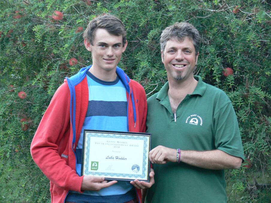 Luka Hodder receives the inaugural Geoff Morris Memorial Youth Achievement Award from David Newell. 
