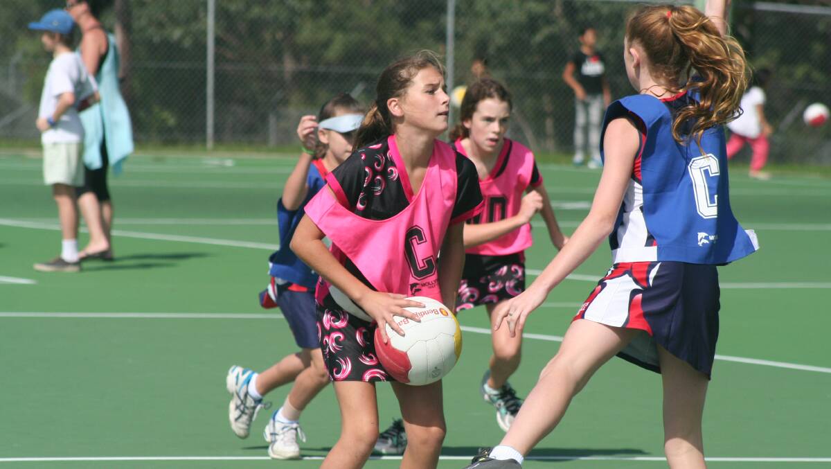 ULLADULLA:  Riptides centre Alivia Brown sends her teams forward in the weekend’s netball action. 