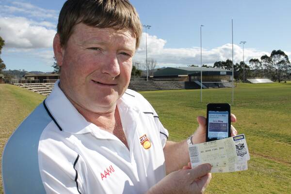 Country Rugby League development officer Damian Lindeberg shows off the Group 16 rugby league live blog, available on the BDN website and via your smartphone. Join in the live coverage for your chance to win a double pass to the NRL grand final in Sydney.