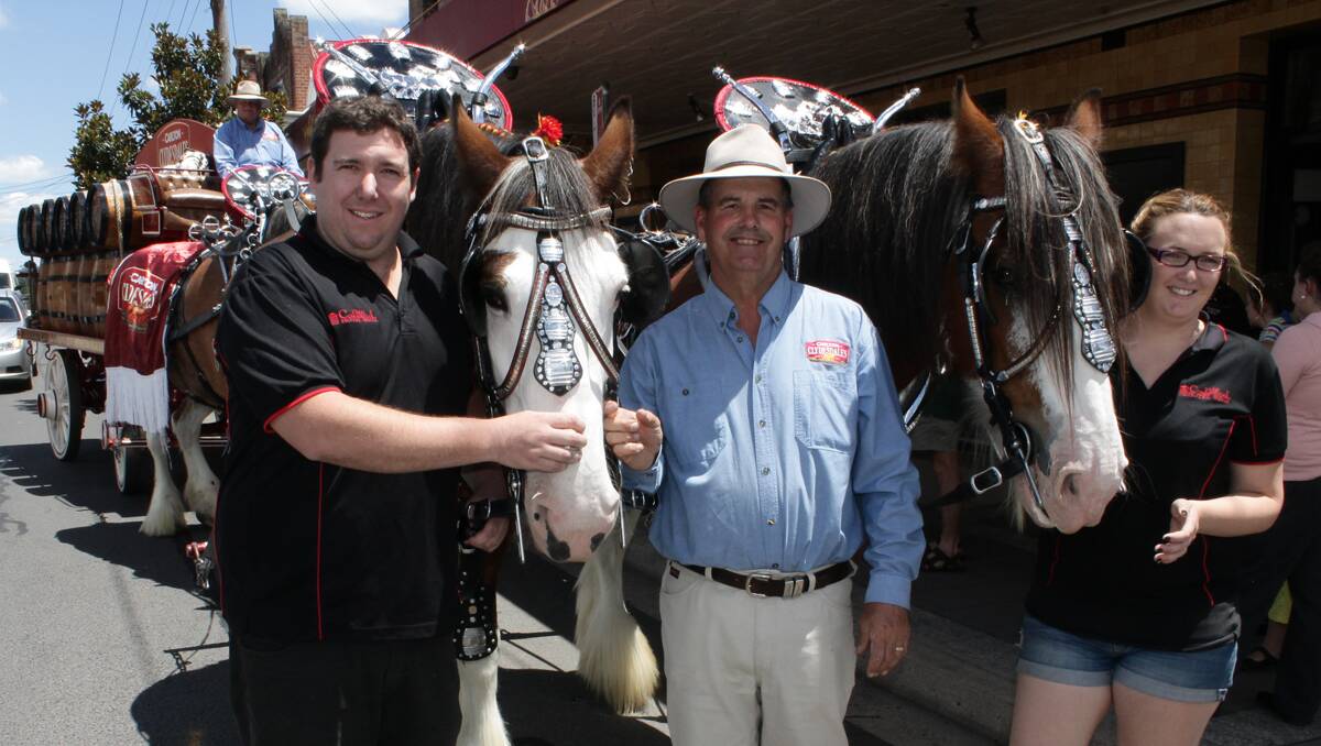 Team manager Glen Pate (centre) introduces two iconic Carlton Draught Clydesdales to the Commercial Hotel’s Eddie and Abbey Hetherington.