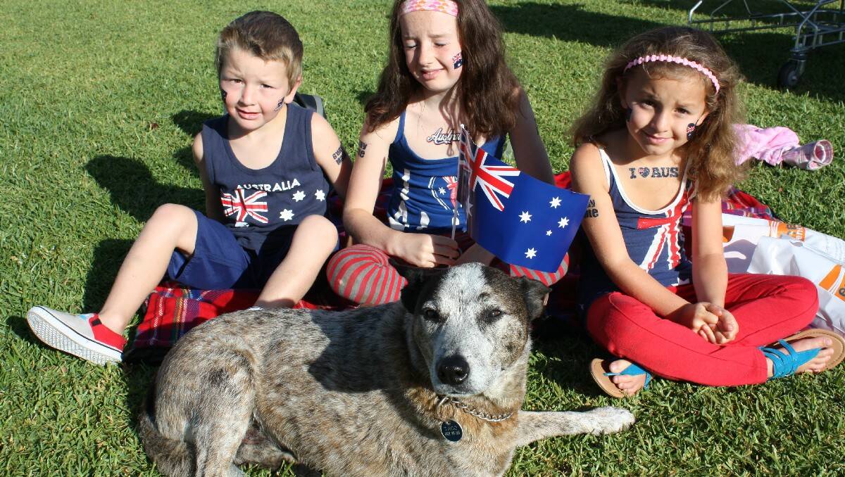 Hayden, Laila and Grace Lee of Bega, with Taco the blue heeler.