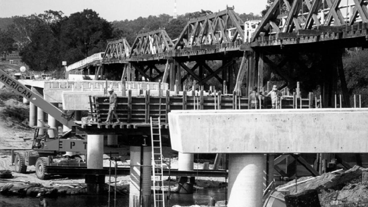 Construction of the current Tarraganda Bridge in 1986.