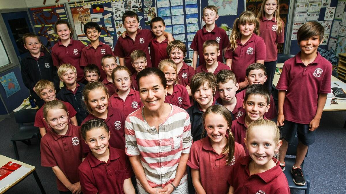 GERRINGONG: Gerringong Public School teacher Ali Brown is running the New York Marathon in memory of colleague Jenny Byrne who lost a battle with breast cancer. She is   pictured with her class 4B. Picture: DYLAN ROBINSON 