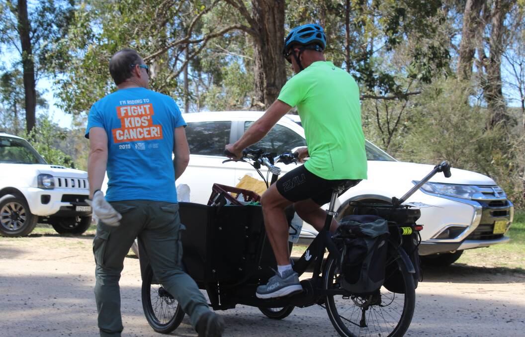 Doug Reckord gives Dane Waites a quick crash course of his e-trike. Photo: Amandine Ahrens