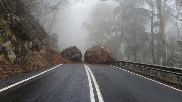 Boulders block the Snowy Mountains Hwy on Brown Mountain at the weekend. Photo: LiveTraffic