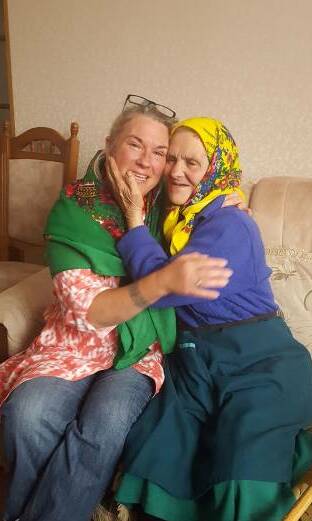 Tabitha Bilaniwskyj-Zarins with her grandmother's sister Vera in Trebukhiv during a visit to Ukraine in 2017.
