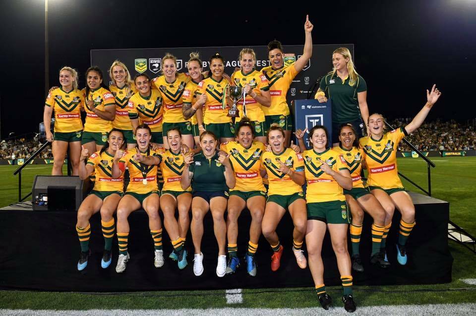 Kezie Apps (back row, fifth from left), Millie Boyle (back row, second from right) and their Jillaroos after Friday's win. Photo: NRL PHOTOS