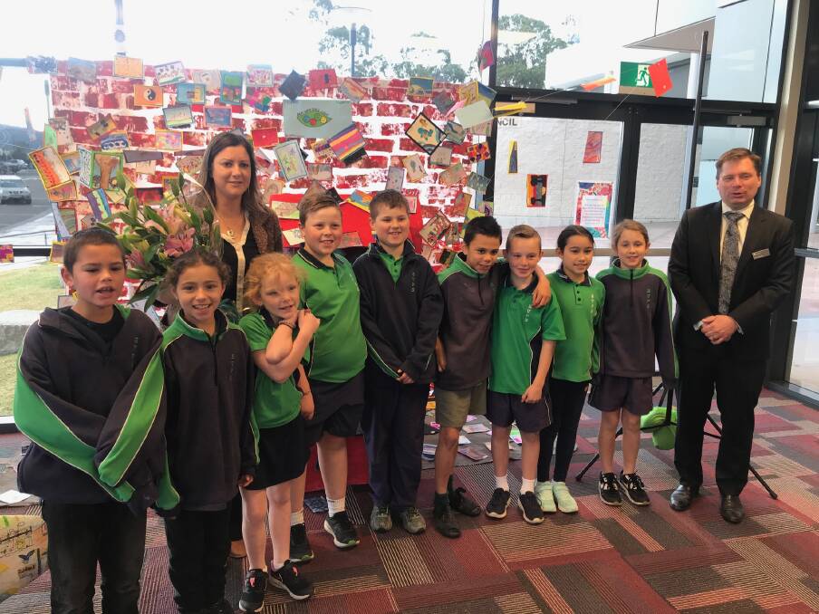  Mayor Kristy McBain officially opened the show. Pictured here with Bega Valley Primary School pupils and Director of Educational Leadership for the Far South Coast, Keith Duran. Elder Colleen Dixon hosted the Welcome to Country. 