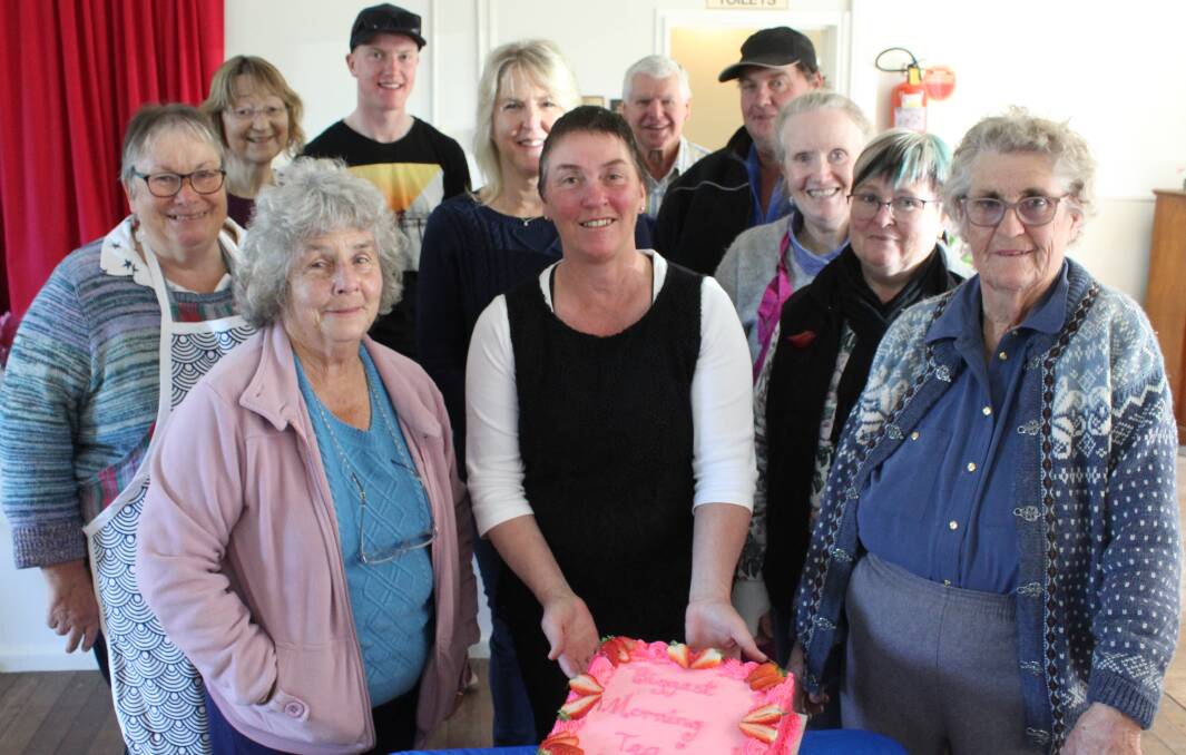 The day's volunteers cut the cake. 