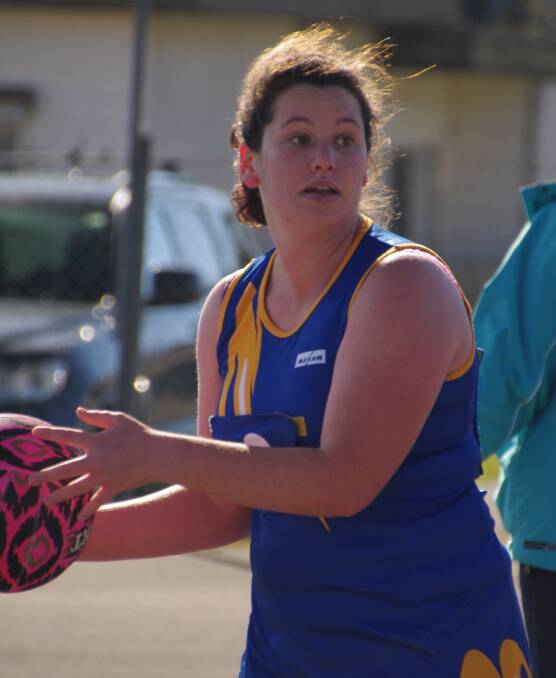 Marni Moreing looks for support during Sunday's Sapphire Cup Challenge netball contest.