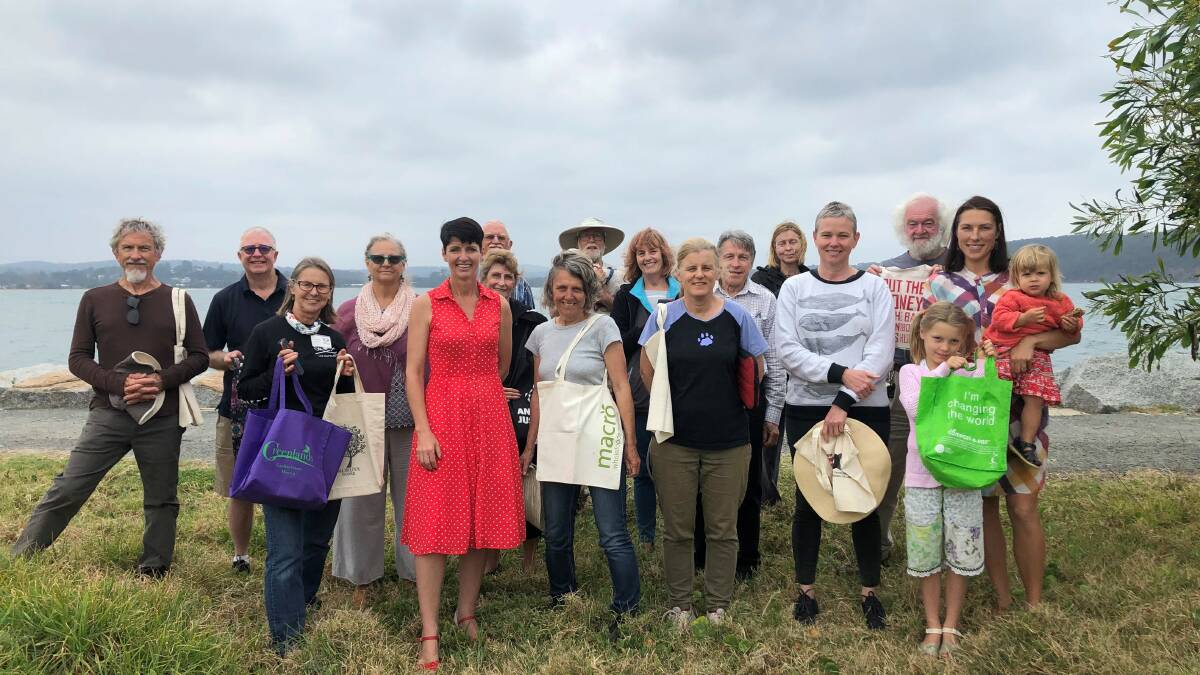 At Hanging Rock, Batemans Bay, Shadow Minister for Environment Kate Washington MP meets with Eurobodalla environmentalists to discuss the NSW single-use plastic bag ban. Picture: Kate Washington MP media.