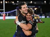 Warriors players Josh Curran (l) and Reece Walsh show their relief and joy after beating Bulldogs. (Andrew Cornaga/AAP PHOTOS)