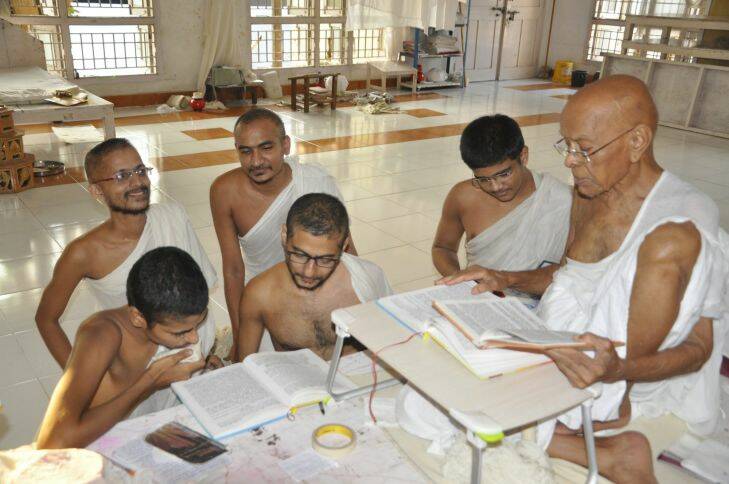 Young monks in Surat studying texts with a senior monk. Credit Pradip Gohil. Single print and online use only.