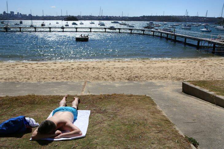 SYDNEY, AUSTRALIA - September 5, 2017: SYDNEY, AUSTRALIA - SMH NEWS: 050917:  Sydney-siders continue to enjoy fine weather  at the start of the working week with pleasnt ambient temepeartures. Taking in the sunshine at Redleaf Beach in Sydney's Eastern Suburbs. (Photo by James Alcock/Fairfax Media).