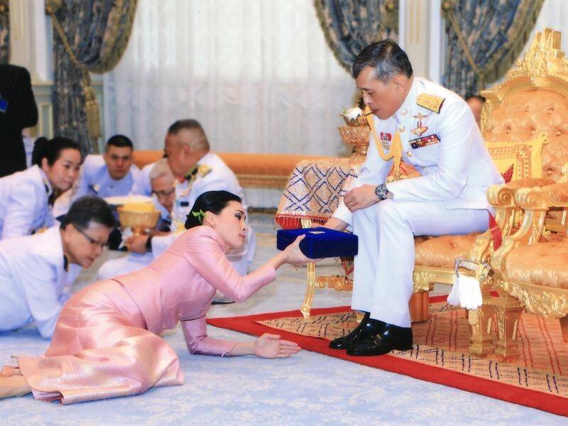 Thai Queen Suthida prostrates herself before King Maha Vajiralongkorn Bodindradebayavarangkun.