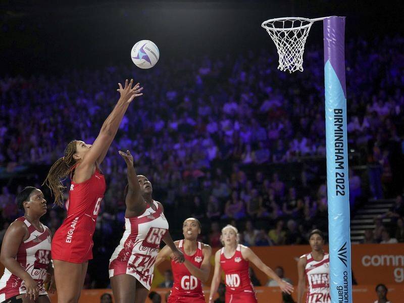 Geva Mentor (l) and the England netball team await Australia in the semis after beating NZ. (AP PHOTO)