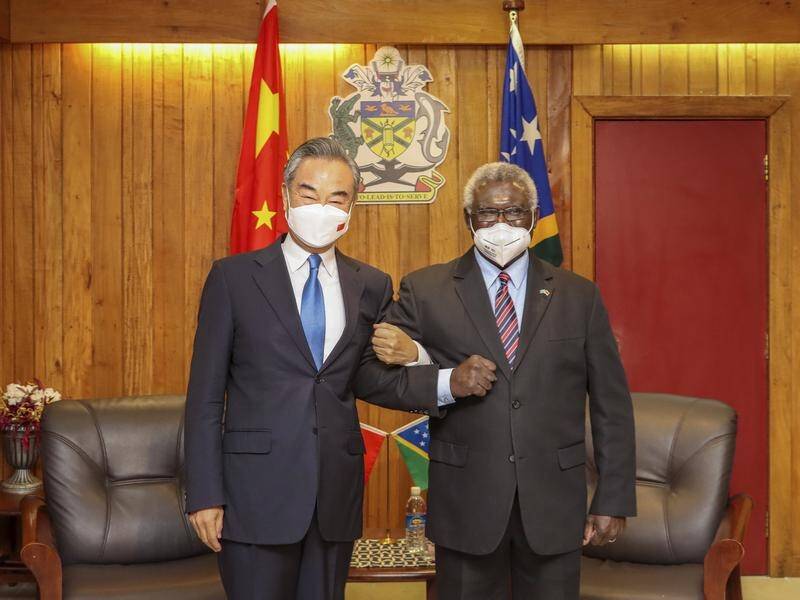 China's Foreign Minister Wang Yi (l) with Solomon Islands Prime Minister Manasseh Sogavare.