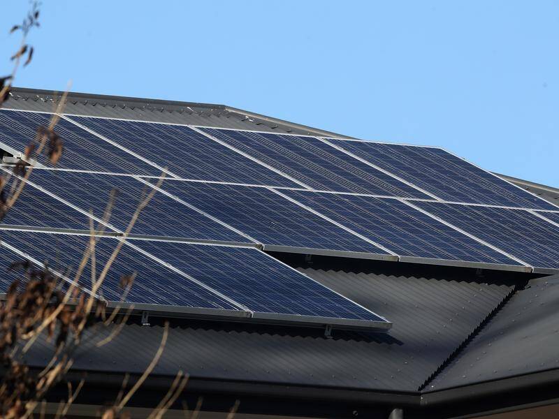 The Victorian government is now backing solar panels for new home builds under an existing program. (Jono Searle/AAP PHOTOS)