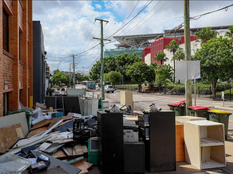 Queensland wants to split its $559 million flood victims assistance package with the Commonwealth.