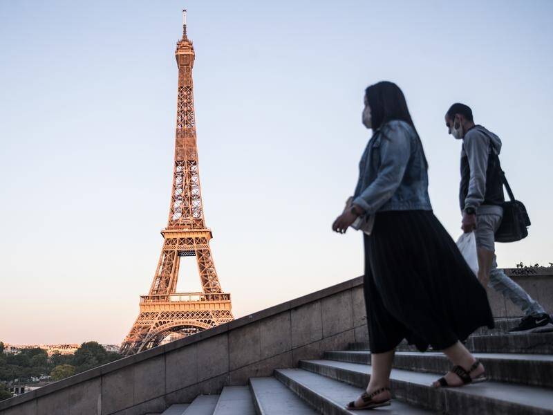 The Eiffel Tower has been evacuated after a bomb threat, authorities in Paris say.