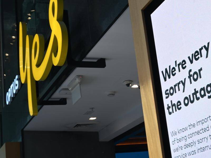 The Optus offer of extra data has failed to appease customer anger about the loss of services. (Dean Lewins/AAP PHOTOS)