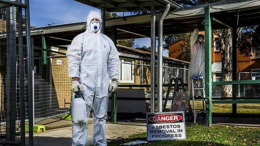 Removing asbestos. Photo: Rohan Thomson, Canberra Times.